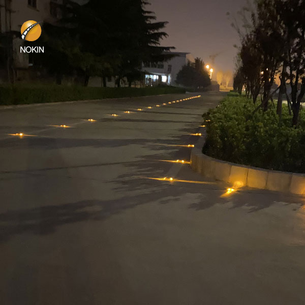 On which part of the motorway are green reflective studs 